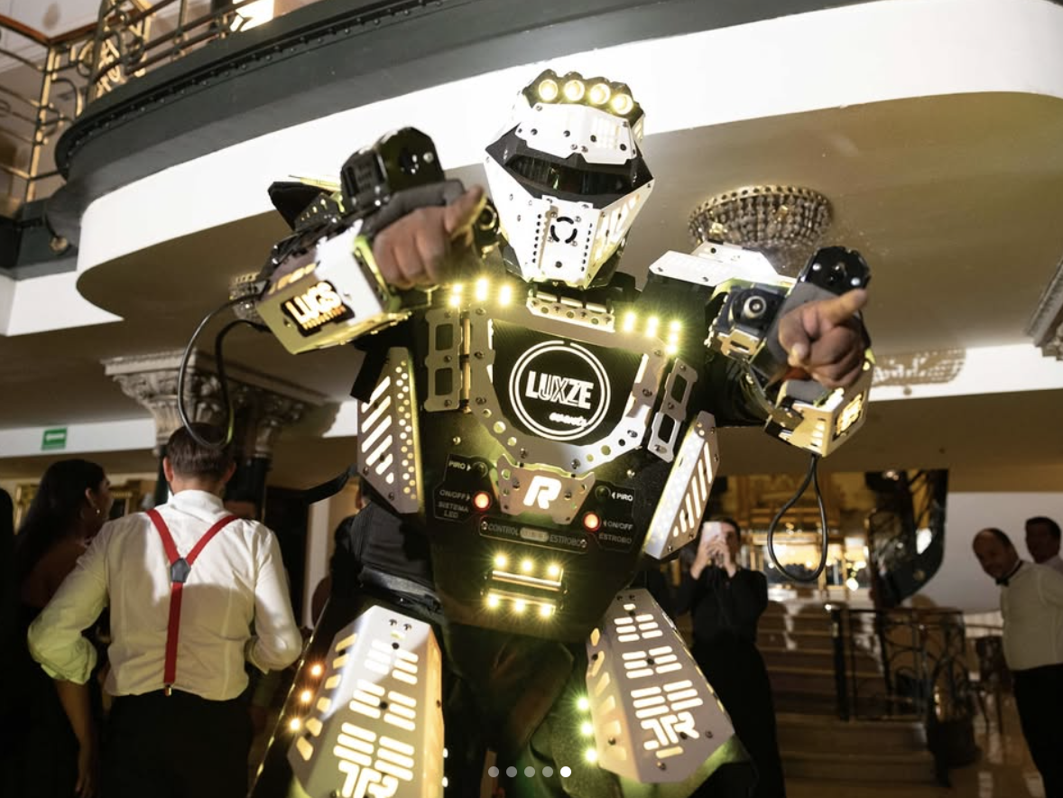 Robot Luxze atendiendo mensajes