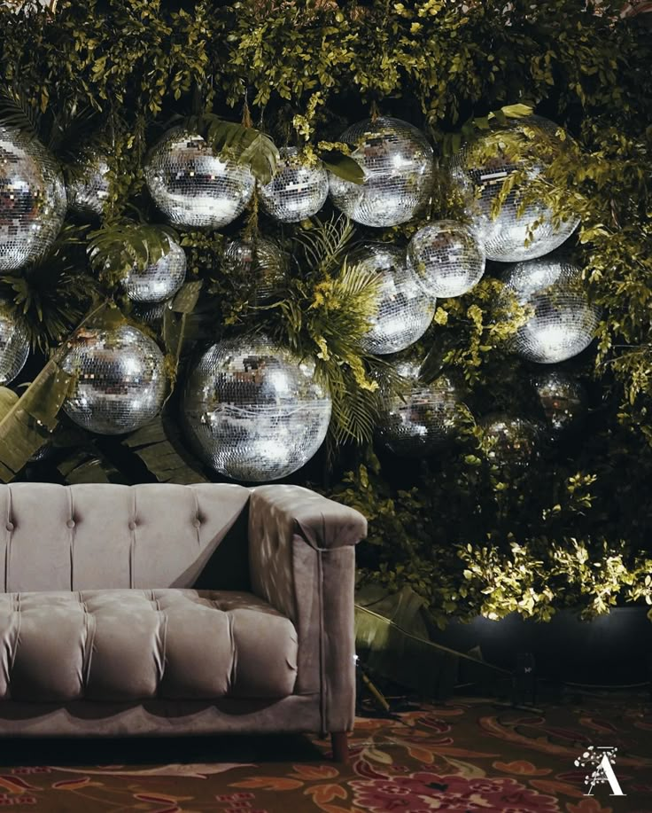 Sillón y esferas disco Luxze