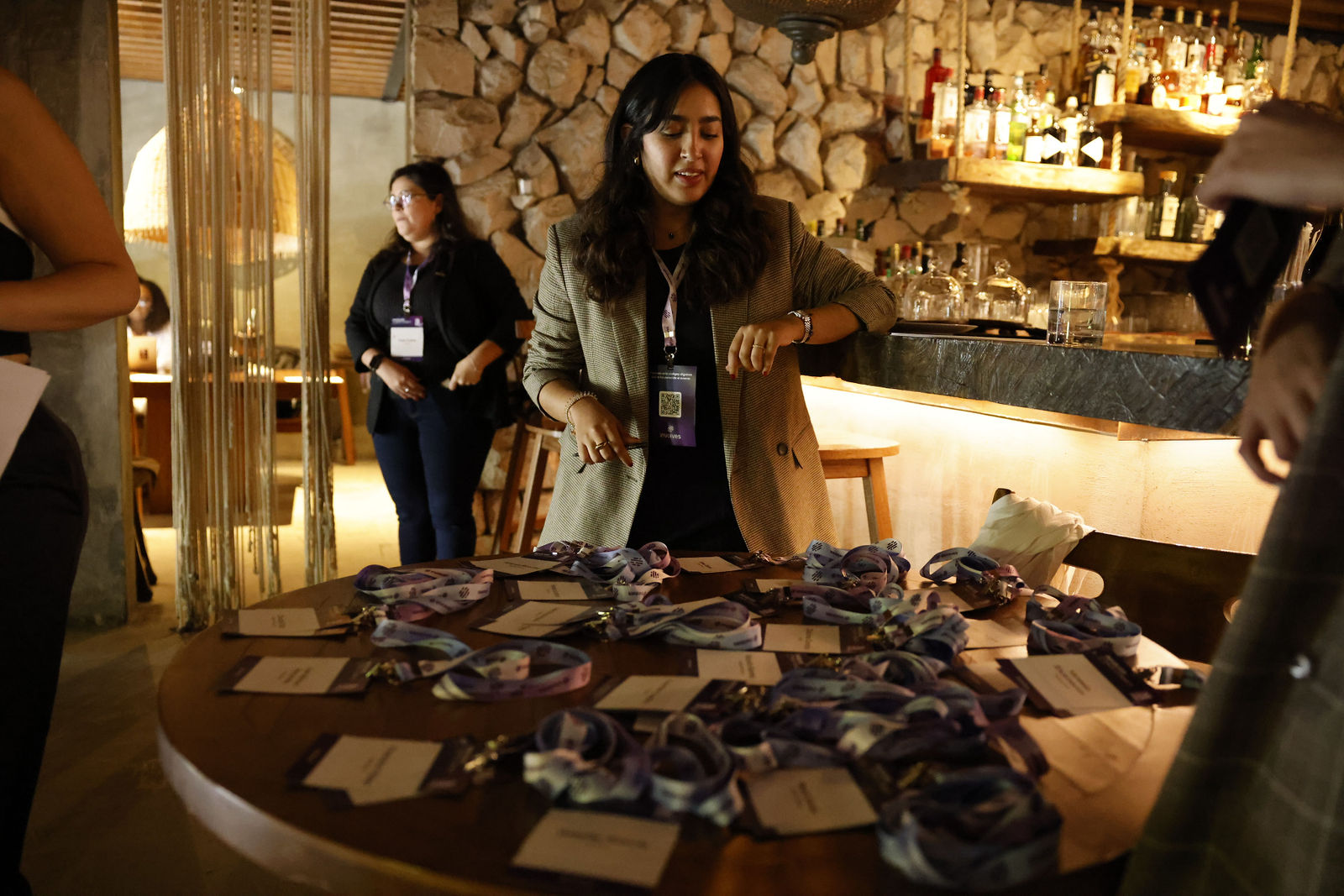 Networking corporativo en salón exclusivo