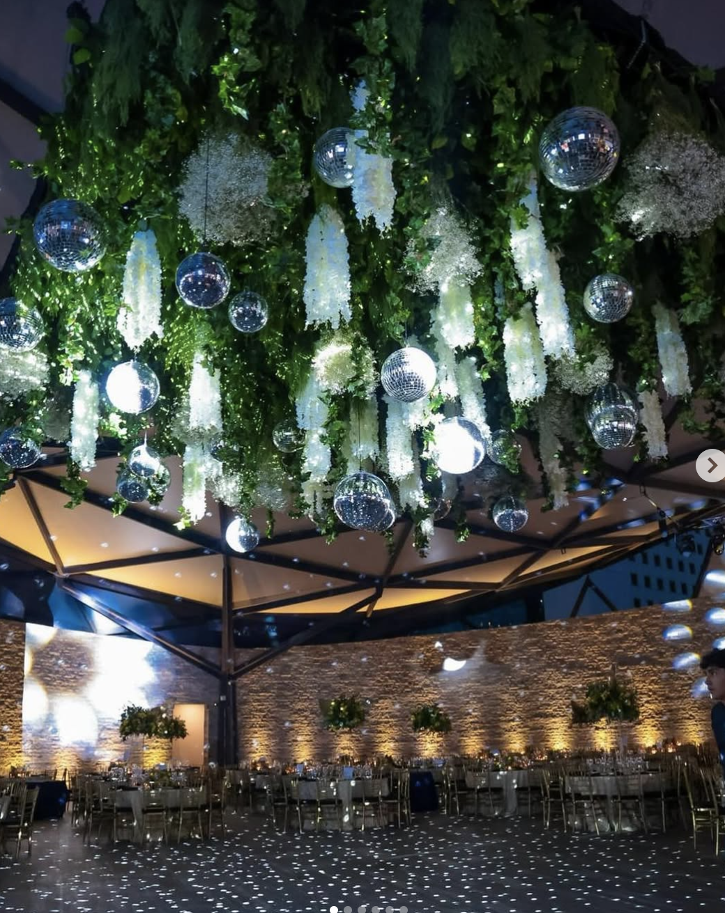 Escenario corporativo iluminado