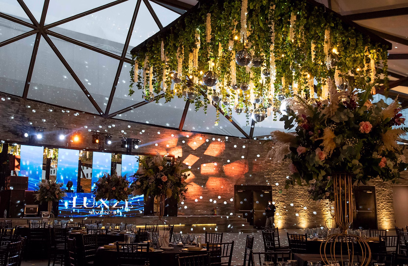 Música y DJ con pista iluminada